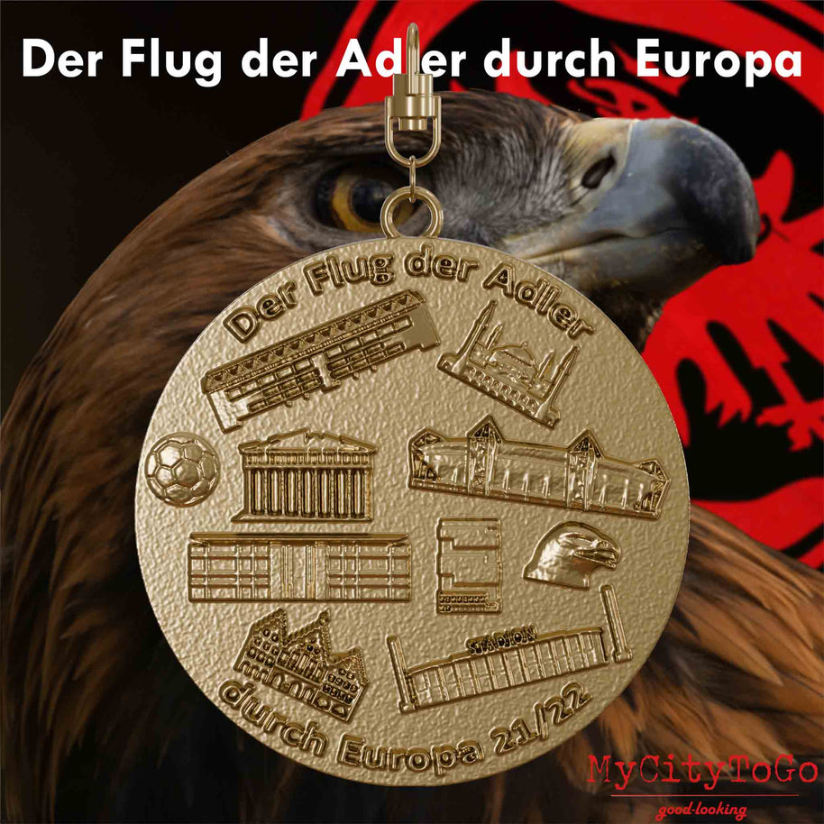 Schmuckanhänger aus vergoldetem Edelstahl mit Reliefs von Stadien und Wahrzeichen der Spielorte der Gruppenphase der Frankfurter Europa-League-Saison 2021/22 auf der Rückseite