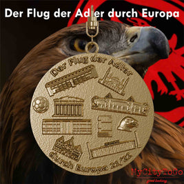 Schmuckanhänger aus vergoldetem Edelstahl mit Reliefs von Stadien und Wahrzeichen der Spielorte der Gruppenphase der Frankfurter Europa-League-Saison 2021/22 auf der Rückseite