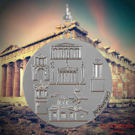 Halskette mit Drehwirbel und Rückseite eines silbernen Schmuckanhängers, auf dem Reliefs bekannter Sehenswürdigkeiten der Stadt Athen abgebildet sind. Den Hintergrund bildet eine Ansicht der Stadt Athen.
