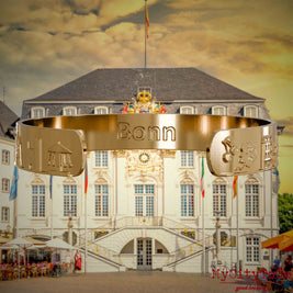 Innenseite eines vergoldeten Armreifs mit Reliefs bekannter Sehenswürdigkeiten der Stadt Bonn und einer Gravur des Stadtnamens. Den Hintergrund bildet eine Ansicht der Stadt Bonn.