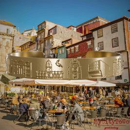 Armreif aus vergoldetem Edelstahl mit Reliefs bekannter Sehenswürdigkeiten der Stadt Porto. Den Hintergrund bildet eine Ansicht der Stadt Porto.