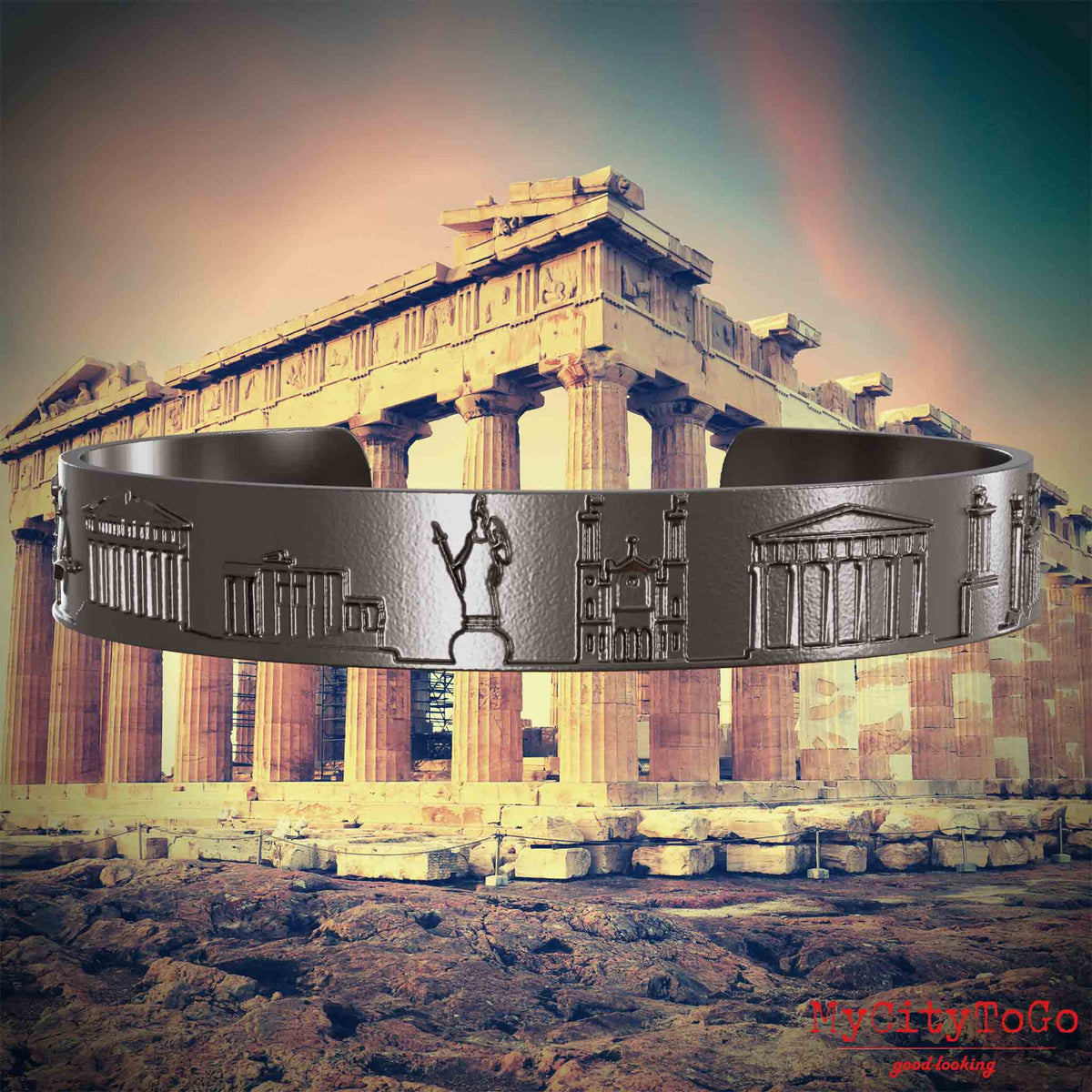 Armreif aus Titan mit Reliefs bekannter Sehenswürdigkeiten der Stadt Athen. Den Hintergrund bildet eine Ansicht der Stadt Athen.