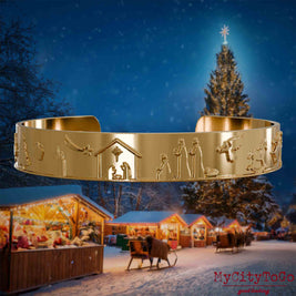 Vergoldeter Armreif mit Reliefs weihnachtlicher Motive. Den Hintergrund bildet ein naechtliches Weihnachtsmotiv.