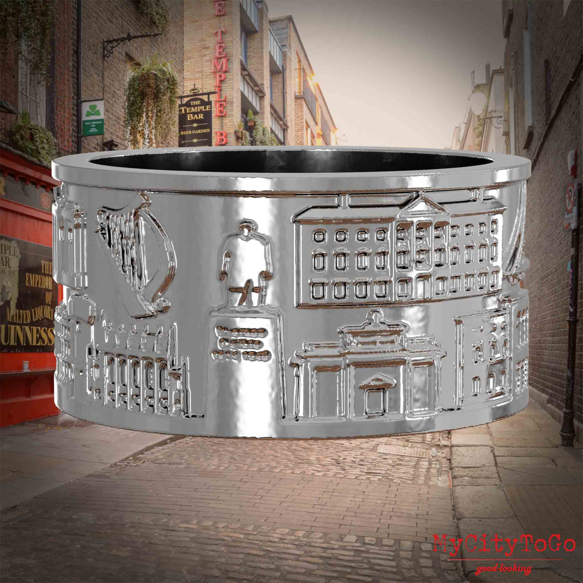 Silberner Ring mit Reliefs bekannter Sehenswürdigkeiten der Stadt Dublin. Den Hintergrund bildet eine Ansicht der Stadt Dublin.