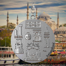 Halskette mit Drehwirbel und Rückseite eines Schmuckanhängers aus Edelstahl, auf dem Reliefs bekannter Sehenswürdigkeiten der Stadt Istanbul abgebildet sind. Den Hintergrund bildet eine Ansicht der Stadt Istanbul.
