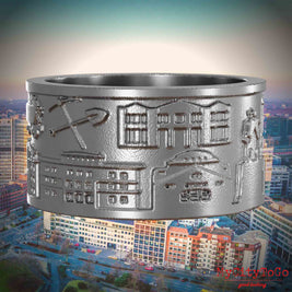 Ring aus Edelstahl mit Reliefs bekannter Sehenswürdigkeiten der Stadt Essen. Den Hintergrund bildet eine Ansicht der Stadt Essen.