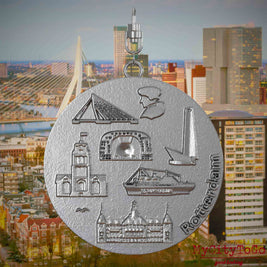 Halskette mit Drehwirbel und Rückseite eines Schmuckanhängers aus Edelstahl, auf dem Reliefs bekannter Sehenswürdigkeiten der Stadt Rotterdam abgebildet sind. Den Hintergrund bildet eine Ansicht der Stadt Rotterdam.
