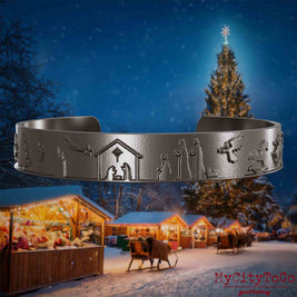 Armreif aus Titan mit Reliefs weihnachtlicher Motive. Den Hintergrund bildet ein naechtliches Weihnachtsmotiv.