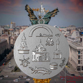 Halskette mit Drehwirbel und Rückseite eines Schmuckanhängers aus Edelstahl, auf dem Reliefs bekannter Sehenswürdigkeiten der Stadt Kyjiw abgebildet sind. Den Hintergrund bildet eine Ansicht der Stadt Kyjiw.
