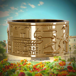 Vergoldeter Ring mit Reliefs bekannter Sehenswürdigkeiten der Stadt Palma de Mallorca. Den Hintergrund bildet eine Ansicht der Stadt Palma de Mallorca.