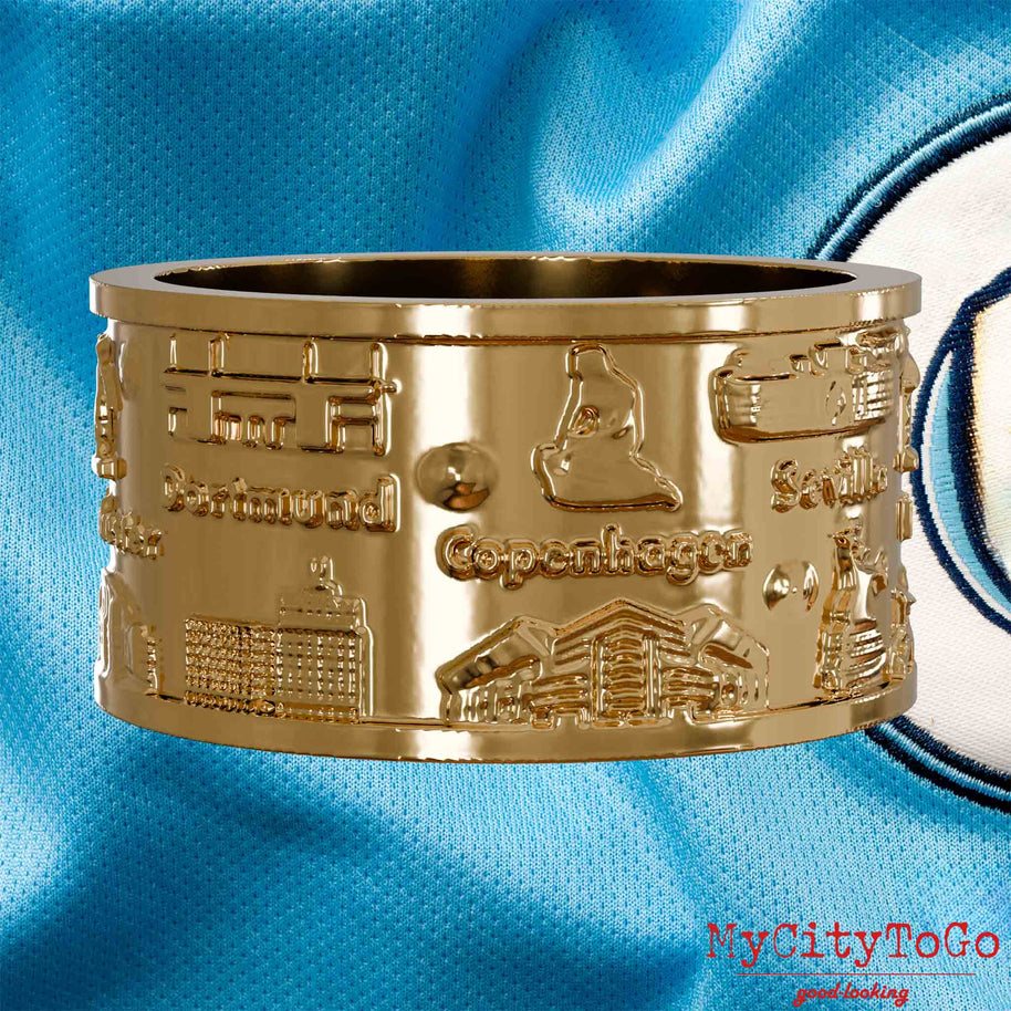Vergoldeter Ring mit Reliefs bekannter Sehenswürdigkeiten der Spielorte und Stadien der Champions-League-Saison 2022/23 von Manchester City