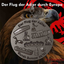 Schmuckanhänger aus Titan mit Reliefs von Stadien und Wahrzeichen der Spielorte der Finalrunde der Frankfurter Europa-League-Saison 2021/22 auf der Vorderseite