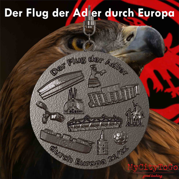 Schmuckanhänger aus Titan mit Reliefs von Stadien und Wahrzeichen der Spielorte der Finalrunde der Frankfurter Europa-League-Saison 2021/22 auf der Vorderseite