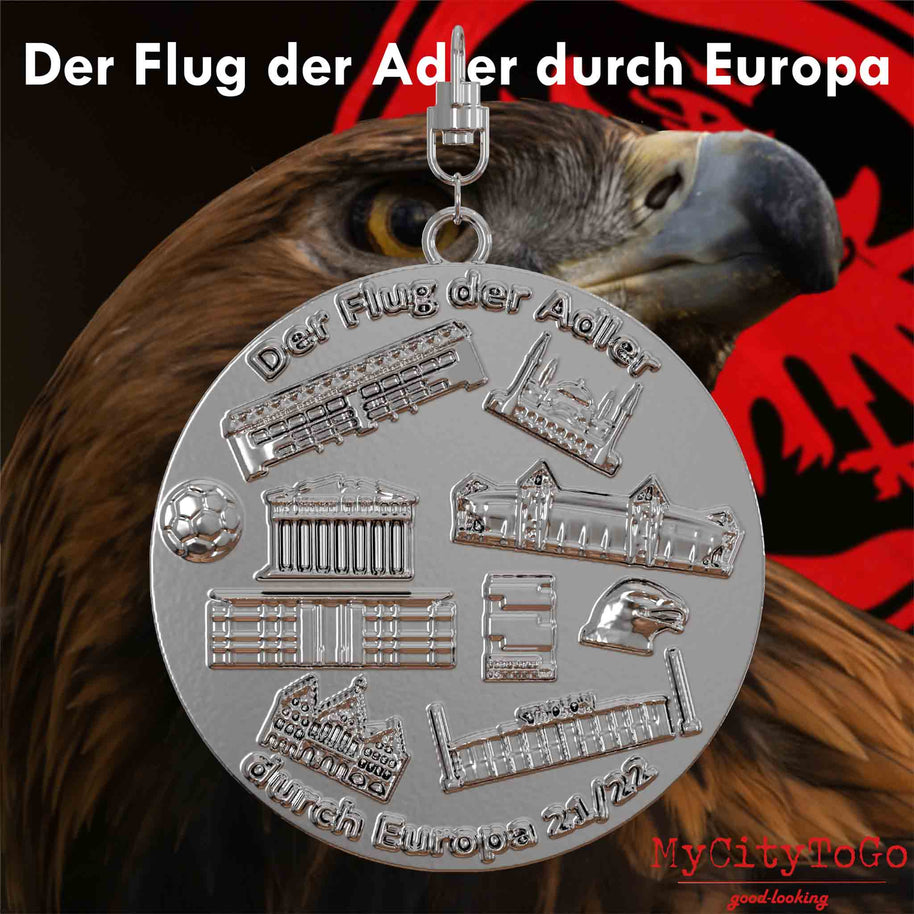 Versilberter Schmuckanhänger mit Reliefs von Stadien und Wahrzeichen der Spielorte der Gruppenphase der Frankfurter Europa-League-Saison 2021/22 auf der Rückseite