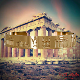 Vergoldeter Armreif mit Reliefs bekannter Sehenswürdigkeiten der Stadt Athen. Den Hintergrund bildet eine Ansicht der Stadt Athen.