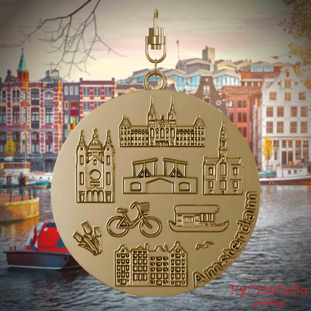 Halskette mit Drehwirbel und Vorderseite eines vergoldeten Schmuckanhängers, auf dem Reliefs bekannter Sehenswürdigkeiten der Stadt Amsterdam abgebildet sind. Den Hintergrund bildet eine Ansicht der Stadt Amsterdam.

