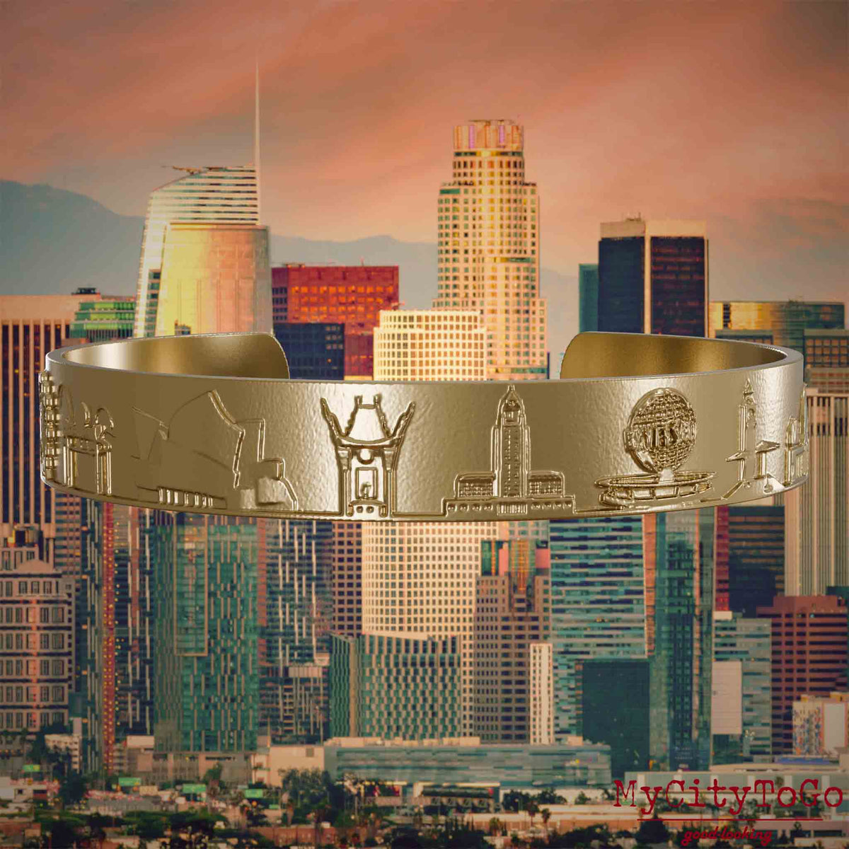 Armreif aus vergoldetem Edelstahl mit Reliefs bekannter Sehenswürdigkeiten der Stadt Los Angeles. Den Hintergrund bildet eine Ansicht der Stadt Los Angeles.