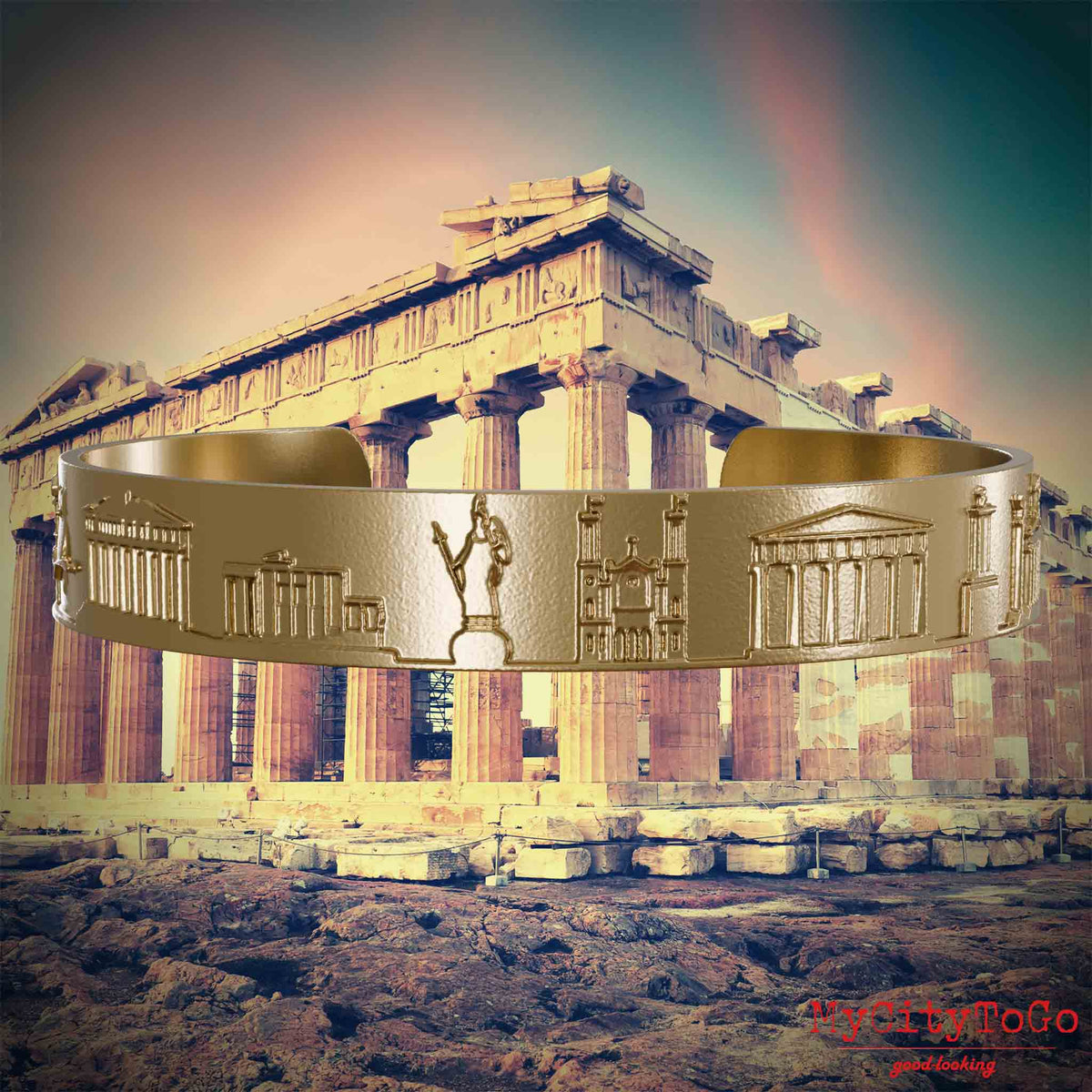 Armreif aus vergoldetem Edelstahl mit Reliefs bekannter Sehenswürdigkeiten der Stadt Athen. Den Hintergrund bildet eine Ansicht der Stadt Athen.