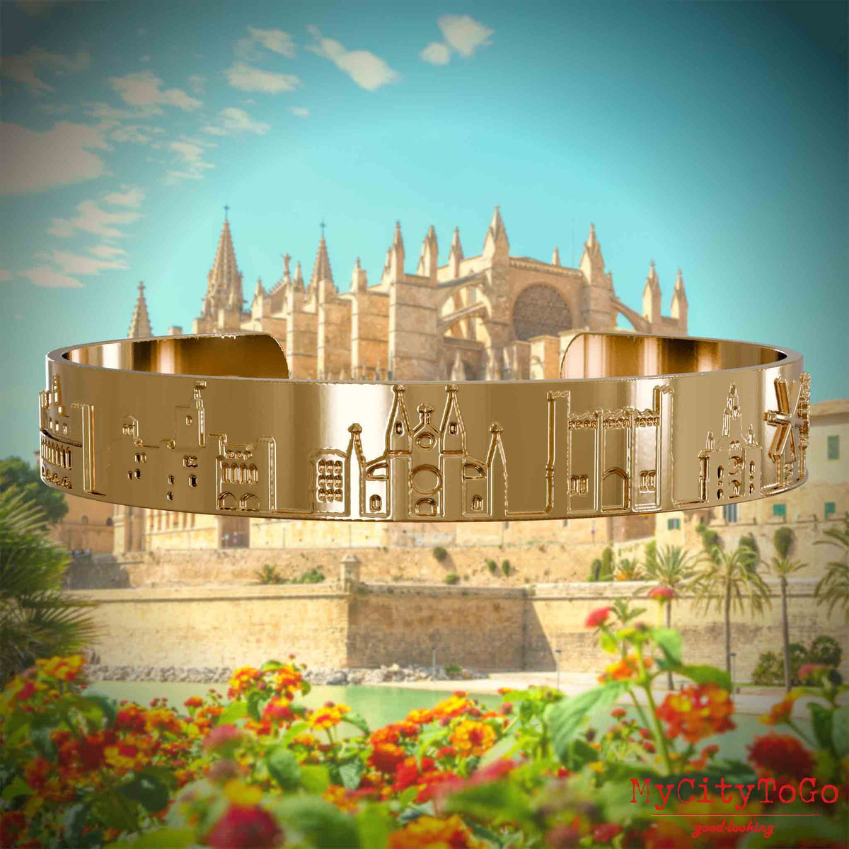 Vergoldeter Armreif mit Reliefs bekannter Sehenswürdigkeiten der Stadt Palma de Mallorca. Den Hintergrund bildet eine Ansicht der Stadt Palma de Mallorca.