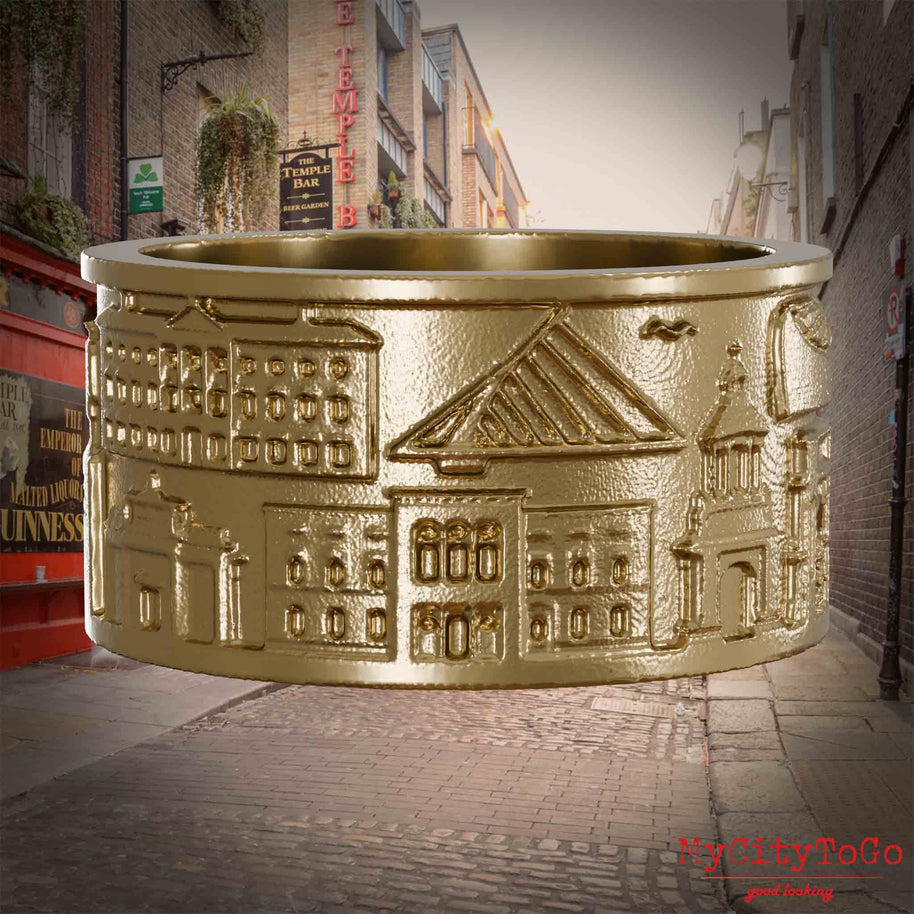 Ring aus vergoldetem Edelstahl mit Reliefs bekannter Sehenswürdigkeiten der Stadt Dublin. Den Hintergrund bildet eine Ansicht der Stadt Dublin.