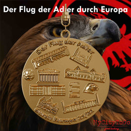 Versilberter Schmuckanhänger mit Reliefs von Stadien und Wahrzeichen der Spielorte der Gruppenphase der Frankfurter Europa-League-Saison 2021/22 auf der Rückseite