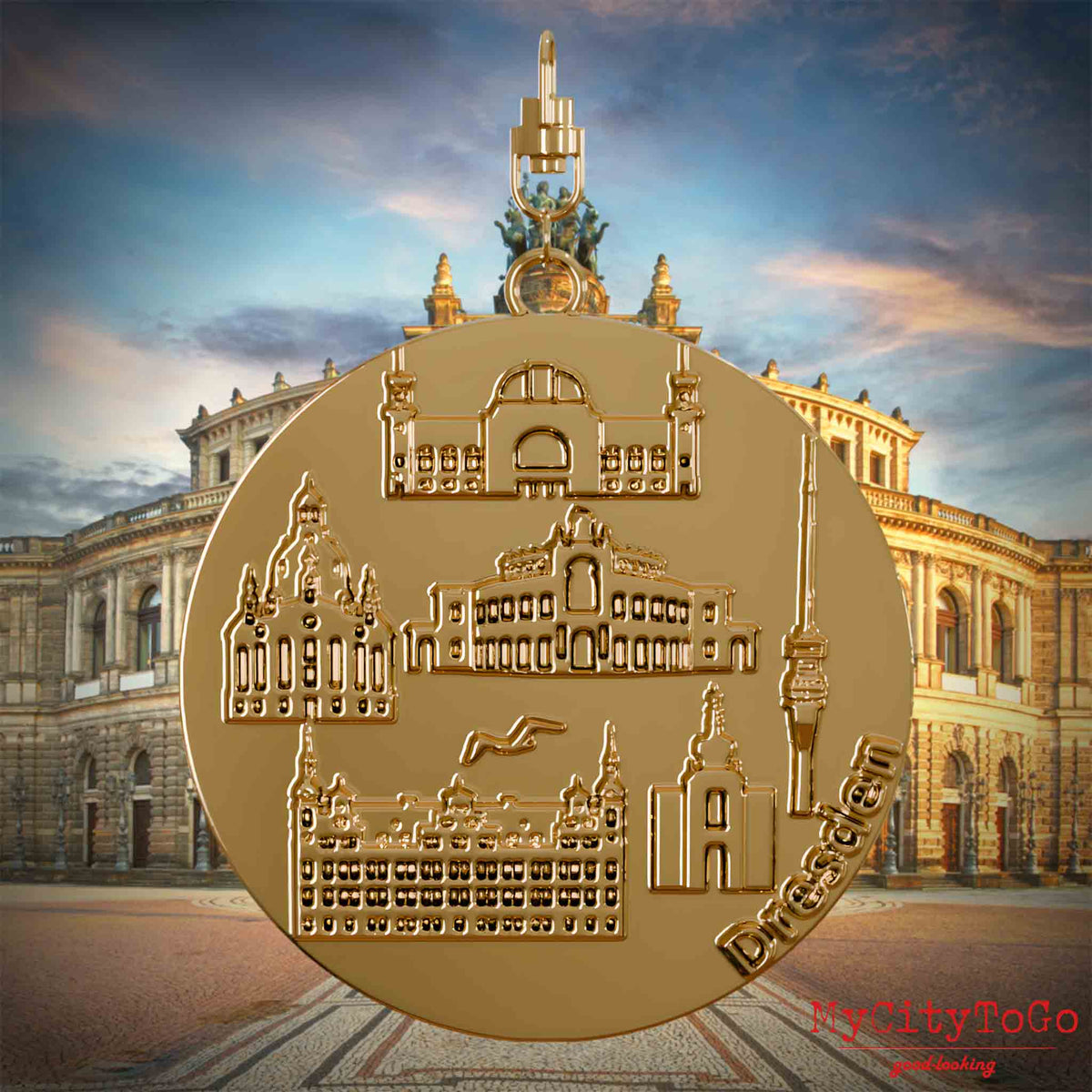 Halskette mit Drehwirbel und Rückseite eines vergoldeten Schmuckanhängers, auf dem Reliefs bekannter Sehenswürdigkeiten der Stadt Dresden abgebildet sind. Den Hintergrund bildet eine Ansicht der Stadt Dresden.
