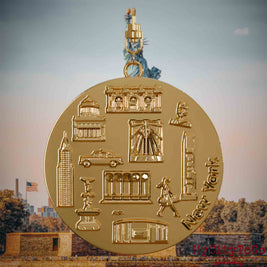 Halskette mit Drehwirbel und Rückseite eines vergoldeten Schmuckanhängers, auf dem Reliefs bekannter Sehenswürdigkeiten der Stadt New York abgebildet sind. Den Hintergrund bildet eine Ansicht der Stadt New York.

