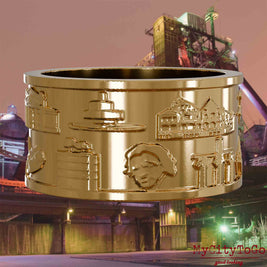 Vergoldeter Ring mit Reliefs bekannter Sehenswürdigkeiten der Stadt Duisburg. Den Hintergrund bildet eine Ansicht der Stadt Duisburg.