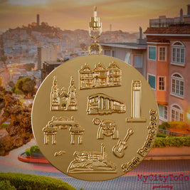 Halskette mit Drehwirbel und Rückseite eines vergoldeten Schmuckanhängers, auf dem Reliefs bekannter Sehenswürdigkeiten der Stadt San Francisco abgebildet sind. Den Hintergrund bildet eine Ansicht der Stadt San Francisco.
