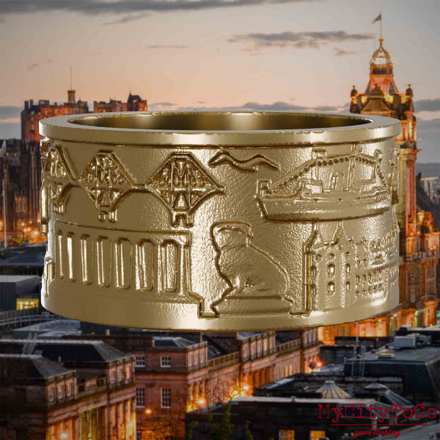 ringveng aus vergoldetem Edelstahl mit Reliefs bekannter Sehenswürdigkeiten der Stadt Edinburgh. Den Hintergrund bildet eine Ansicht der Stadt Edinburgh.