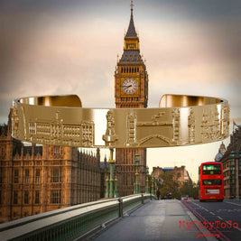 Vergoldeter Amreif mit Reliefs bekannter Sehenswürdigkeiten der Stadt London. Den Hintergrund bildet eine Ansicht der Stadt London.