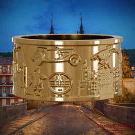 Vergoldeter Ring mit Reliefs bekannter Sehenswürdigkeiten der Stadt Heidelberg. Den Hintergrund bildet eine Ansicht der Stadt Heidelberg.
