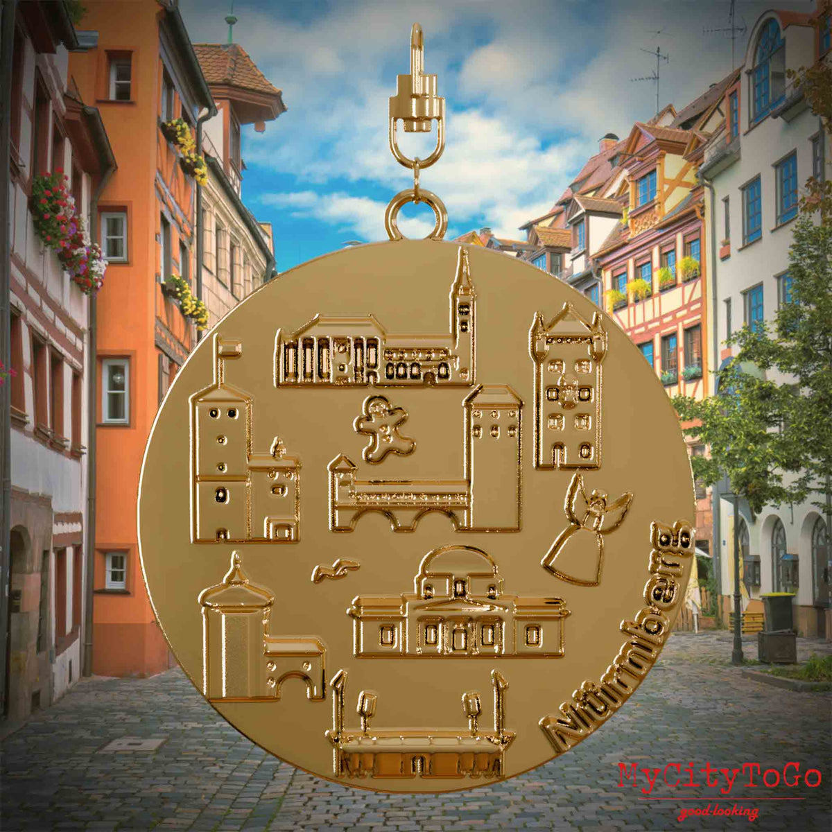 Halskette mit Drehwirbel und Rückseite eines vergoldeten Schmuckanhängers, auf dem Reliefs bekannter Sehenswürdigkeiten der Stadt Nuernberg abgebildet sind. Den Hintergrund bildet eine Ansicht der Stadt Nuernberg.