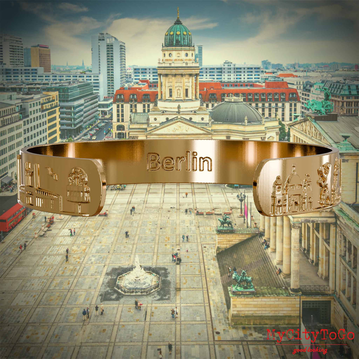 Innenseite eines Armreifs aus Edelstahl mit Reliefs bekannter Sehenswürdigkeiten der Stadt Berlin und einer Gravur des Stadtnamens. Den Hintergrund bildet eine Ansicht der Stadt Berlin. 
