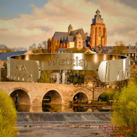 Innenseite eines vergoldeten Armreifs mit Reliefs bekannter Sehenswürdigkeiten der Stadt Wetzlar und einer Gravur des Stadtnamens. Den Hintergrund bildet eine Ansicht der Stadt Wetzlar.