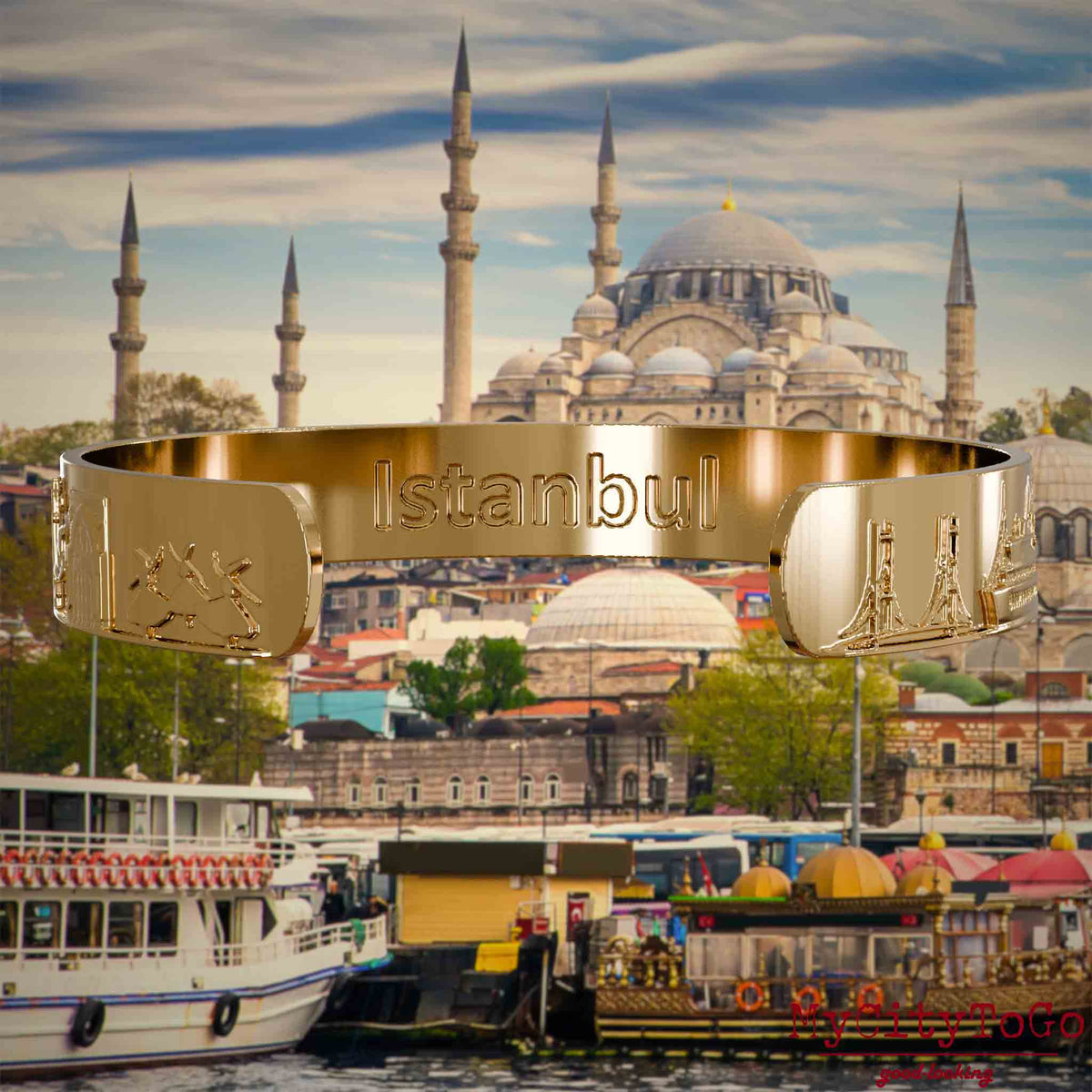 Innenseite eines vergoldeten Armreifs mit Reliefs bekannter Sehenswürdigkeiten der Stadt Istanbul und einer Gravur des Stadtnamens. Den Hintergrund bildet eine Ansicht der Satdt Istanbul.