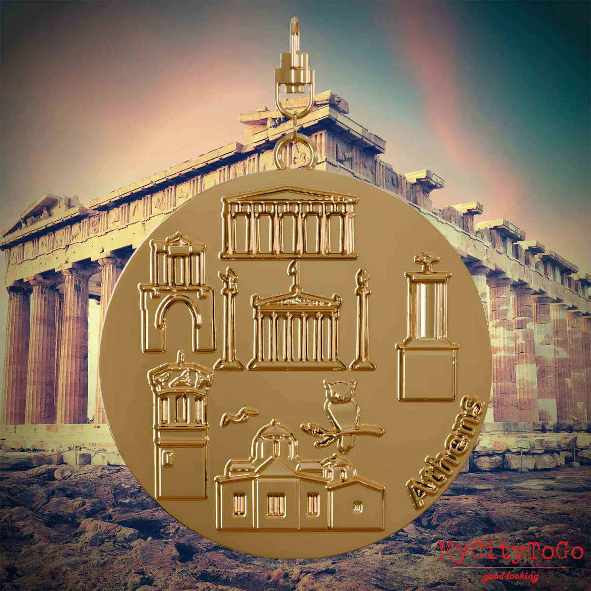 Halskette mit Drehwirbel und Rückseite eines vergoldeten Schmuckanhängers, auf dem Reliefs bekannter Sehenswürdigkeiten der Stadt Athen abgebildet sind. Den Hintergrund bildet eine Ansicht der Stadt Athen.
