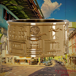 Vergoldeter Ring mit Reliefs bekannter Sehenswürdigkeiten der Stadt Wuppertal. Den Hintergrund bildet eine Ansicht  der Stadt Wuppertal.