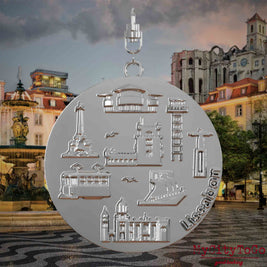 Halskette mit Drehwirbel und Vorderseite eines silbernen Schmuckanhängers, auf dem Reliefs bekannter Sehenswürdigkeiten der Stadt Lissabon abgebildet sind. Den Hintergrund bildet eine Ansicht der Stadt Lissabon.
