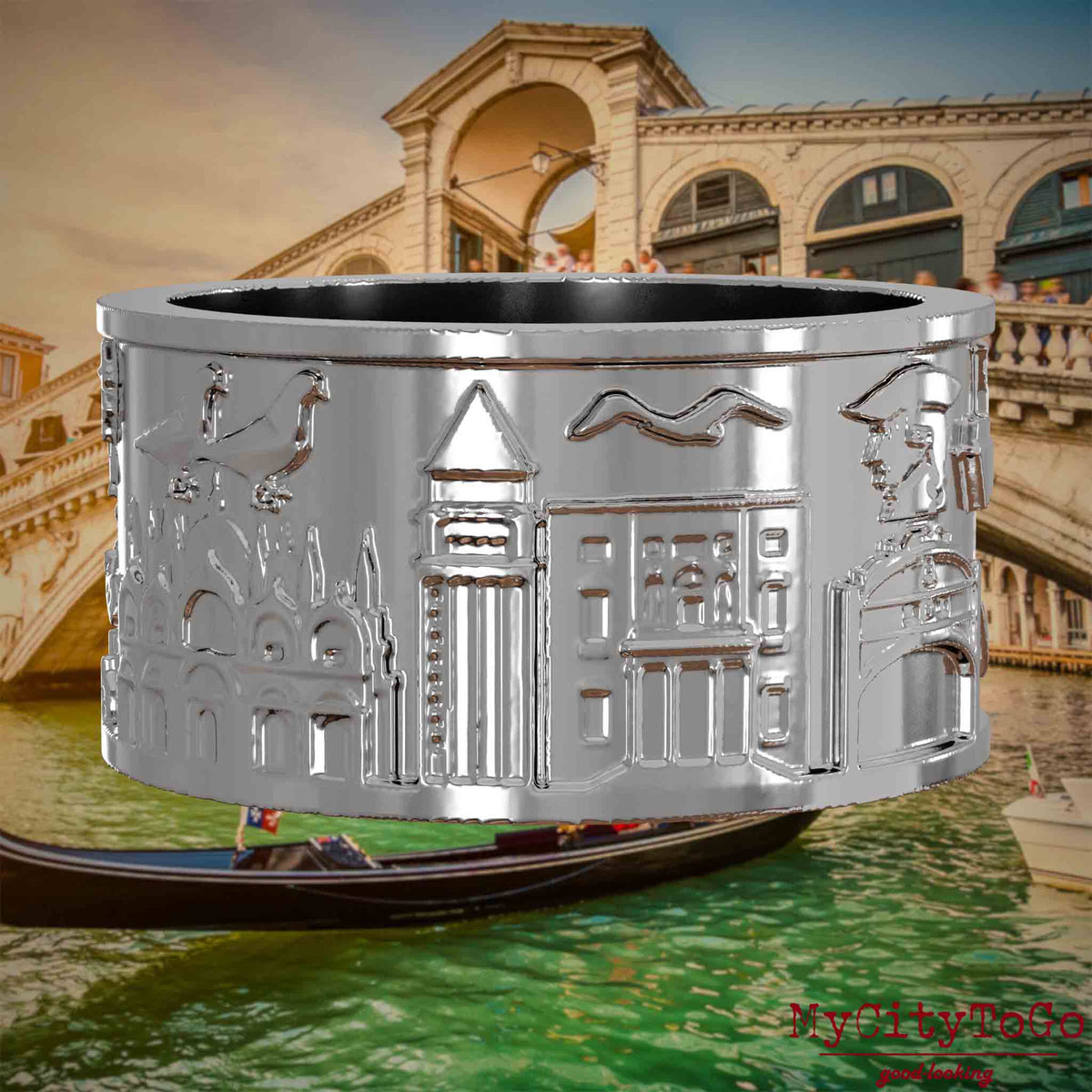 Silberner Ring mit Reliefs bekannter Sehenswürdigkeiten der Stadt Venedig. Den Hintergrund bildet eine Ansicht der Stadt Venedig.