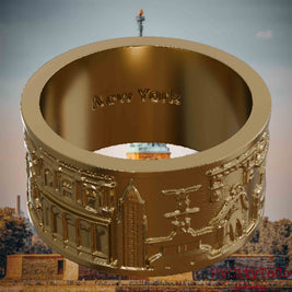 Ring aus vergoldetem Edelstahl mit Reliefs bekannter Sehenswürdigkeiten der Stadt New York und einer Gravur des Stadtnamens auf der Innenseite. Den Hintergrund bildet eine Ansicht der Stadt New York.