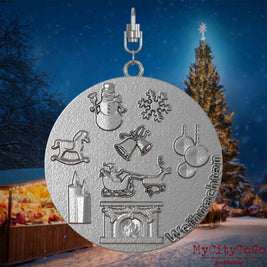 Halskette mit Drehwirbel und Vorderseite eines Schmuckanhängers aus Edelstahl, auf dem Reliefs bekannter Weihnachst- und Wintermotive abgebildet sind. Den Hintergrund bildet ein naechtliches Weihnachtsmotiv.
