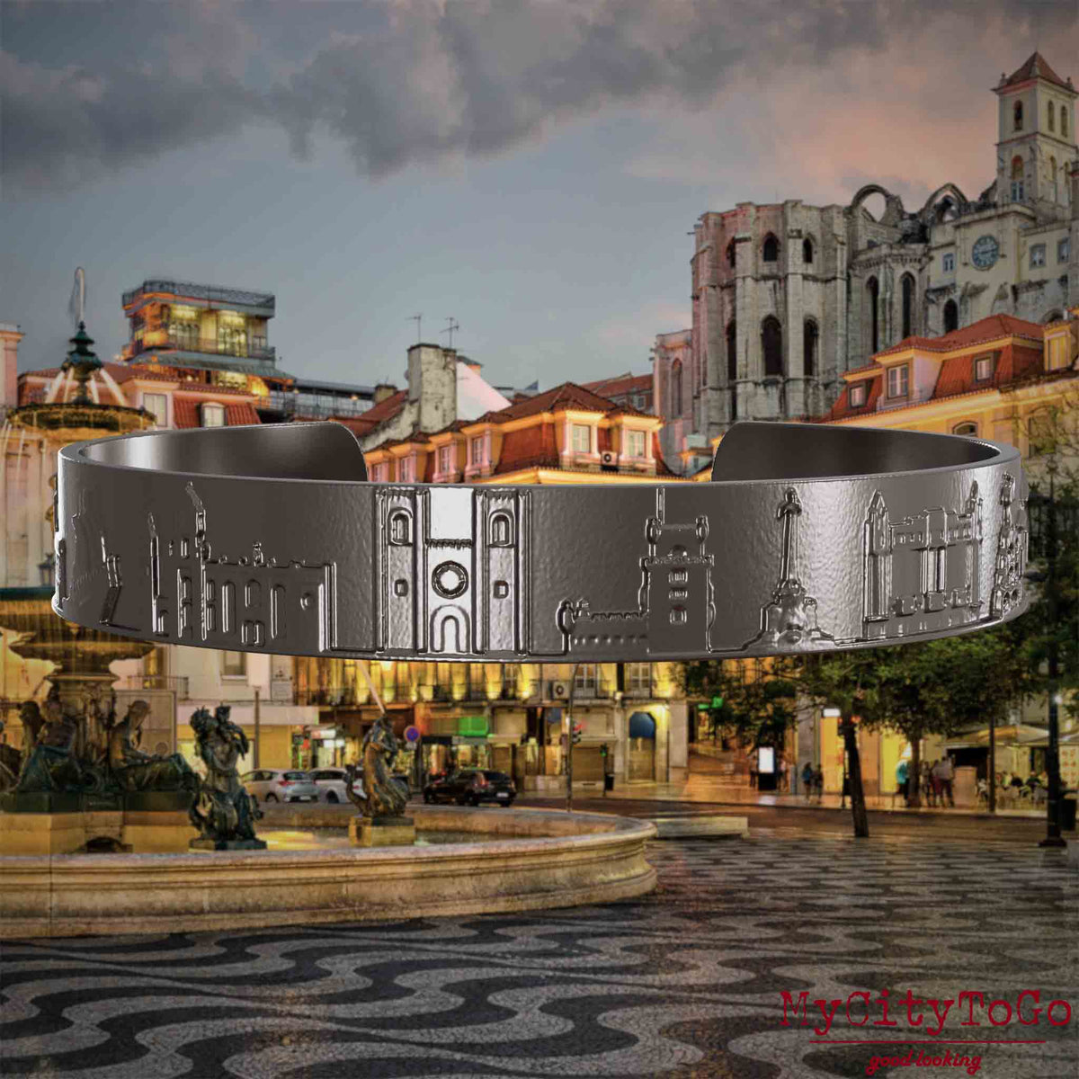 Armreif aus Titan mit Reliefs bekannter Sehenswürdigkeiten von Lissabon. Den Hintergrund bildet eine Ansicht der Stadt Lissabon.