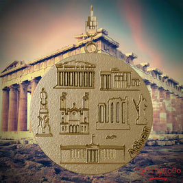 Halskette mit Drehwirbel und Vorderseite eines Schmuckanhängers aus vergoldetem Edelstahl, auf dem Reliefs bekannter Sehenswürdigkeiten der Stadt Athen abgebildet sind. Den Hintergrund bildet eine Ansicht der Stadt Athen.
