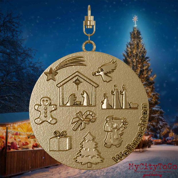 Halskette mit Drehwirbel und Rückseite eines Schmuckanhängers aus vergoldetem Edelstahl, auf dem Reliefs bekannter Weihnachst- und Wintermotive abgebildet sind. Den Hintergrund bildet ein naechtliches Weihnachtsmotiv.