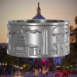 Ring aus Edelstahl mit Reliefs bekannter Sehenswürdigkeiten der Stadt Washington. Den Hintergrund bildet eine Ansicht der Stadt Washington.