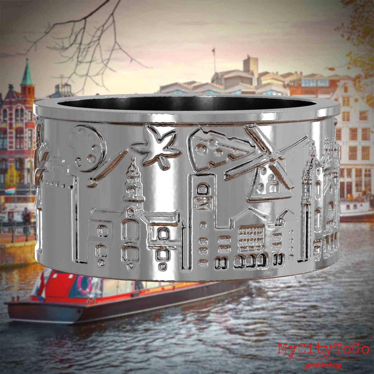 Silberner Ring mit Reliefs bekannter Sehenswürdigkeiten der Stadt Amsterdam. Den Hintergrund bildet eine Ansicht der Stadt Amsterdam.