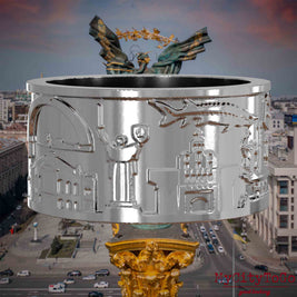 Silberner Ring mit Reliefs bekannter Sehenswürdigkeiten der Stadt Kiew. Den Hintergrund bildet eine Ansicht der Stadt Kiew.