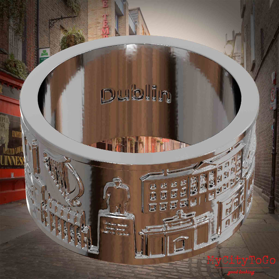 Versilberter Ring mit Reliefs bekannter Sehenswürdigkeiten der Stadt Dublin und einer Gravur des Stadtnamens auf der Innenseite. Den Hintergrund bildet eine Ansicht der Stadt Dublin.