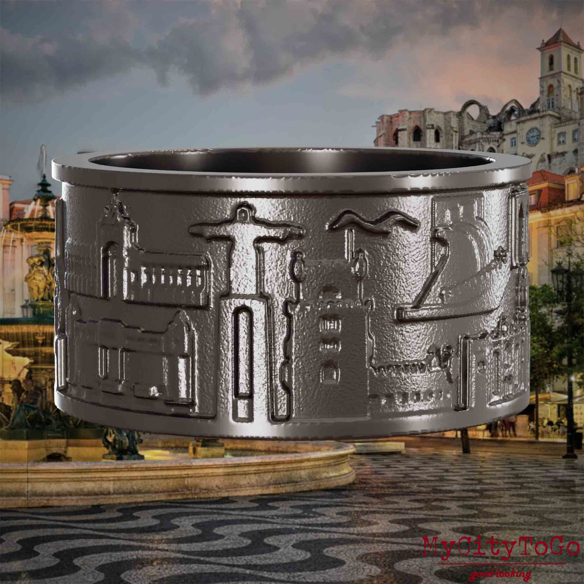 Ring aus Titan mit Reliefs bekannter Sehenswürdigkeiten der Stadt Lissabon. Den Hintergrund bildet eine Ansicht der Stadt Lissabon.